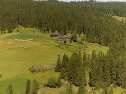Reiten, øvre. Gardsanlegg i skogkanten. Stue og fjøs, begge 