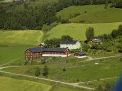 Segalstad. Gårdsanlegg med stor hovedbygning, stor driftsbyg