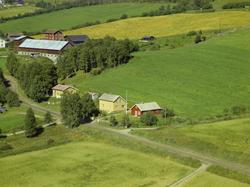 Roheim. Småhusbebyggelse foran, Leikvam t.v. bak. Dyrka mark