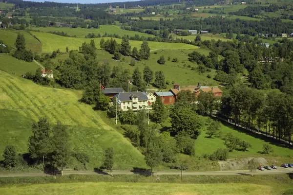 Aulestad. Museum. Hvit hovedbygning, hvit sidebygning. Lang 