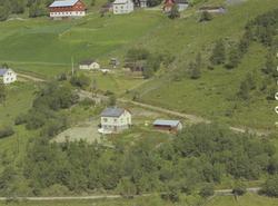 Bolighus med klesvask, og låve for gårdsbruk bak, Øvre Svats