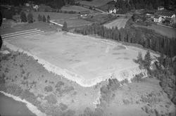 Stav, Øyer, 28.08.1953, ridebane, omkringliggende gårdsbruk,