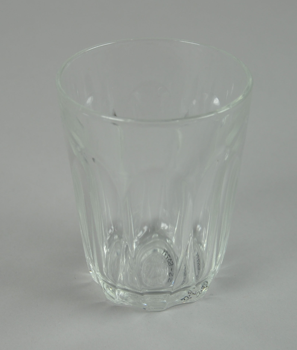 Drikeglass med ovale, fasetterte mønstre på utsiden.