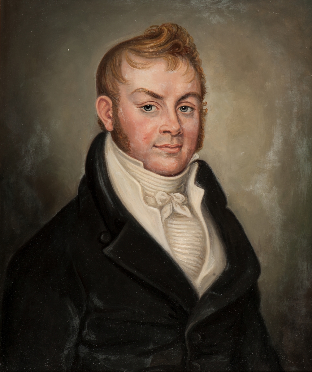 Mansporträtt,  Per Elfstrand D:son  (född 1783, död 1845). Med pannlockar och polisonger.
Iklädd bonjour, vit väst,  halskrås med vit rosett,  ståndkrage.
