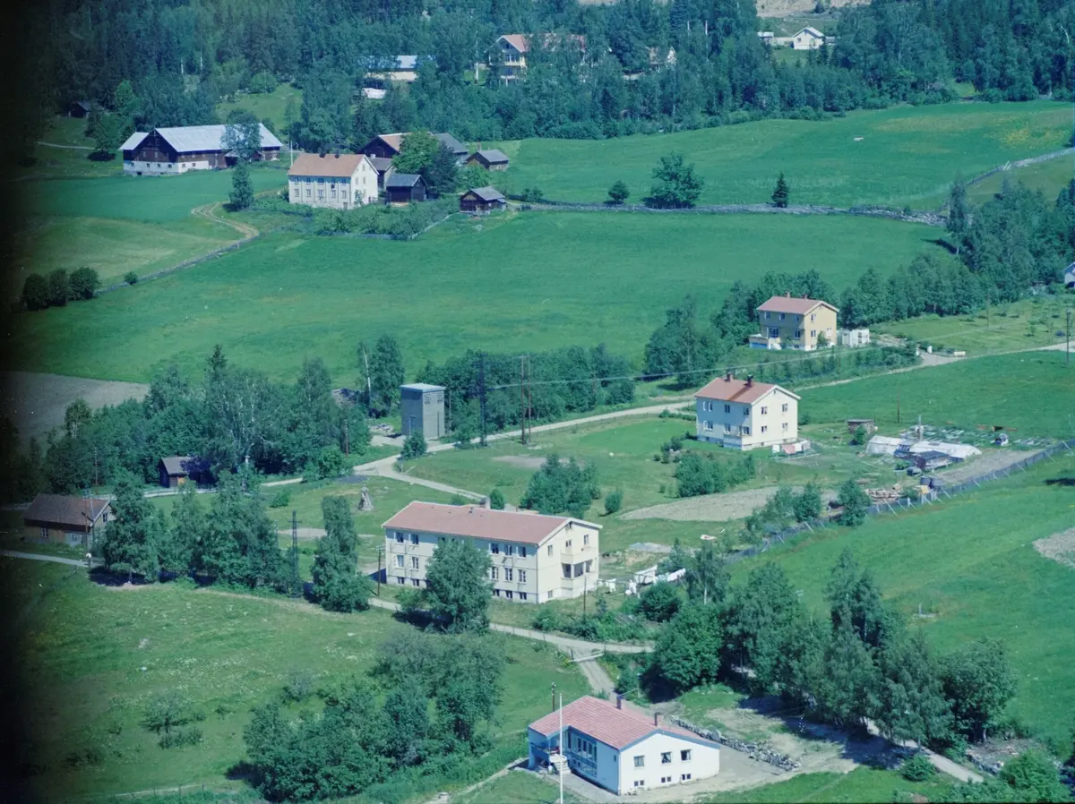 Flyfoto, Lillehammer, Søre Ål, Langseth søndre bak til venstre og Langseth hotell noe gjemt, helt bakerst. Foran er et internat til Skogli helse- og rehabiliteringssenter og huset i forgrunnen lå i det som nå heter Solbakken, men dette er revet. Vegen opp forbi transformatorkiosken er Holtevegen. Det gule huset er Rolf Lundes veg 5 og det hvite huset er Holtevegen 7