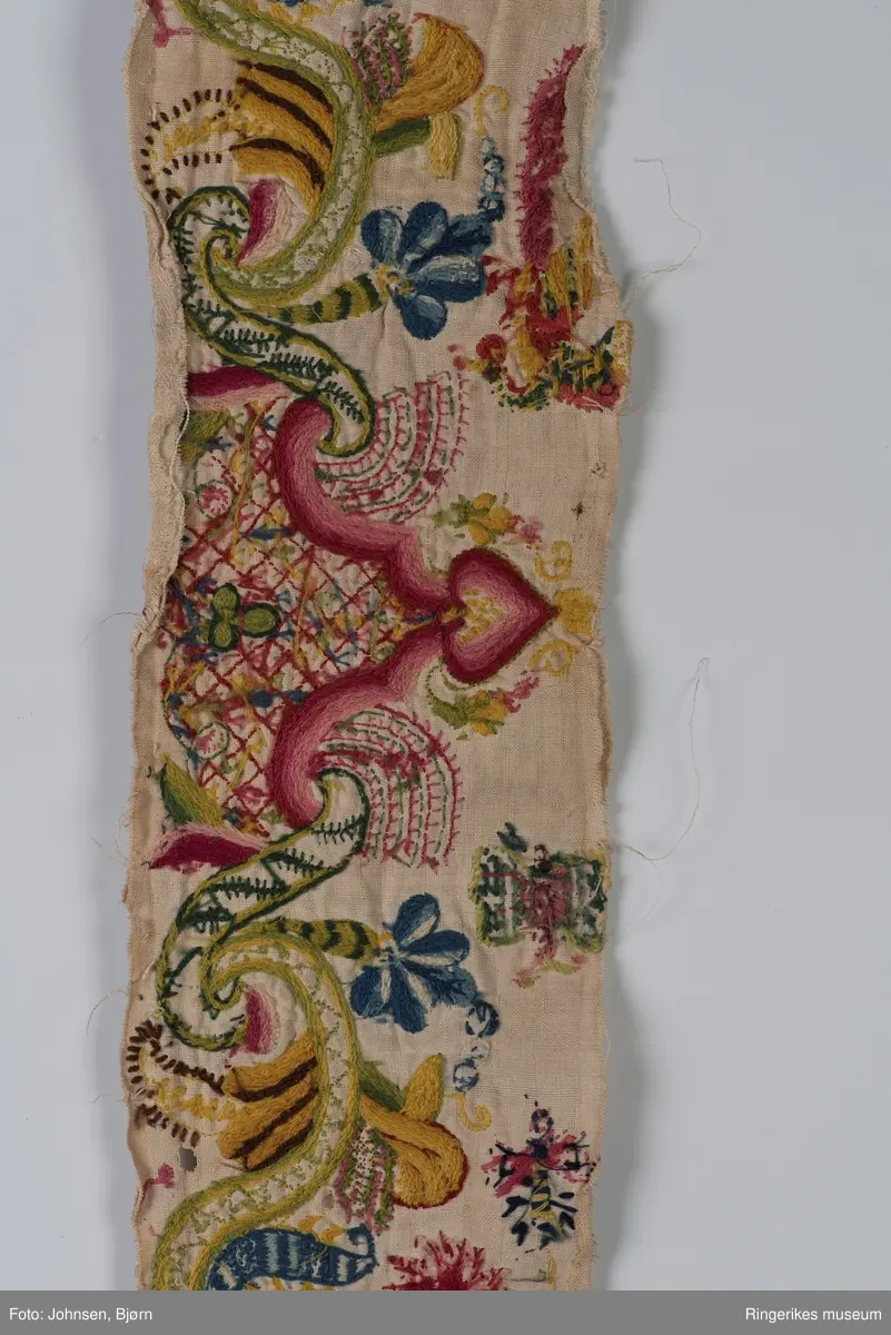 akantusranke, blomster, fugler, insekter. Mønstret hovedstoff, , små firkanter .