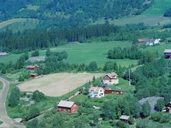Flyfoto, Lillehammer, bebyggelse. Gamle Kringsjåveg sees ned