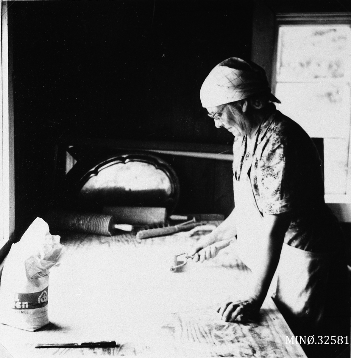 Hilda Hagen baker ut deilg til sirupstynnkake.