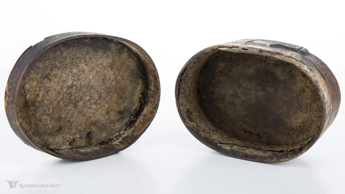 Sammenkomponerte seksbladrosetter,trosk rosemønster. En form for 8 bladrosett under eska i bunnen, minner om svidekorasjon.