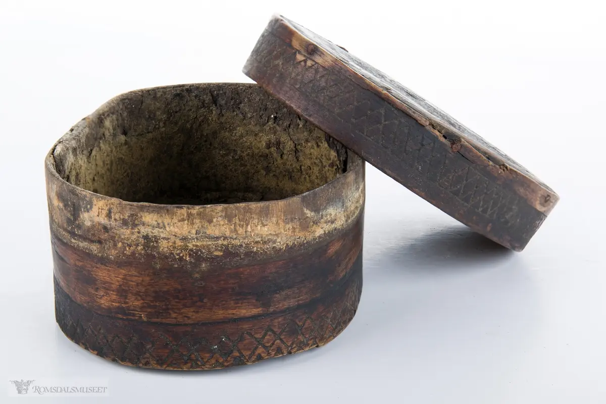 Sammenkomponerte seksbladrosetter,trosk rosemønster. En form for 8 bladrosett under eska i bunnen, minner om svidekorasjon.