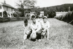 til venstre bak: Fredly, "Widt-huset" "Rangneshuset" på Fugl