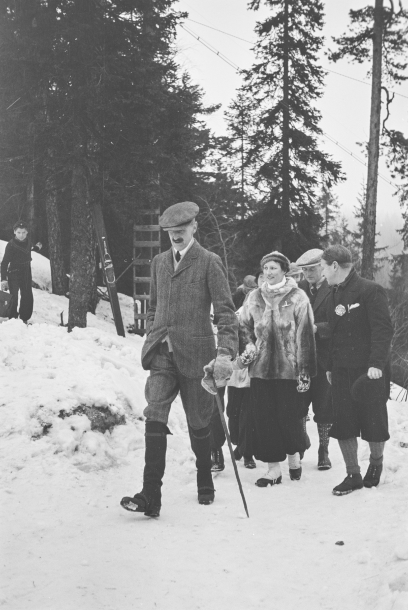 Holmenkollrennet 1939. Kong Haakon, kronprins Olav og kronprinsesse Märtha ankommer.