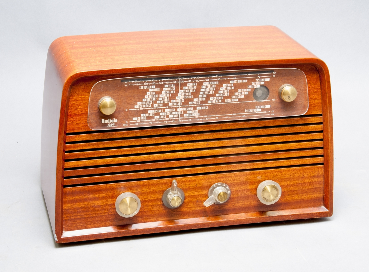 Radiomottagare Radiola typ2553 V med orange textilhuv med texten RADIOLA på.
