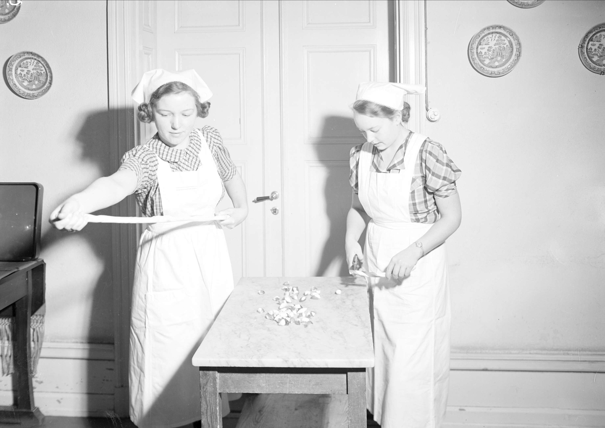Två kvinnor gör karameller, Bergsbrunna, Uppsala 1939