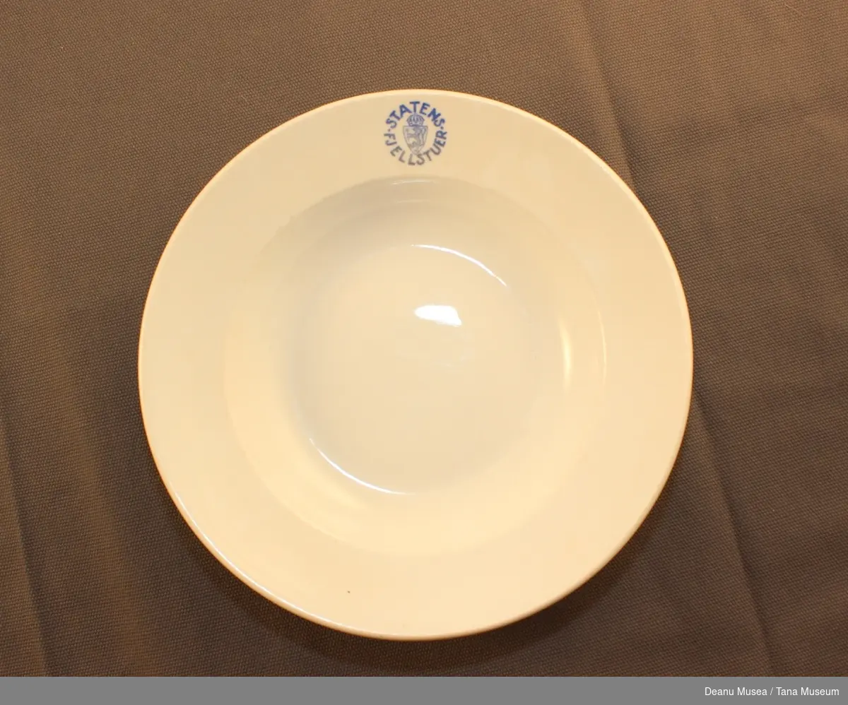 Hvit tallerkener med riksløven og Statens fjellstuer i blå skrift.