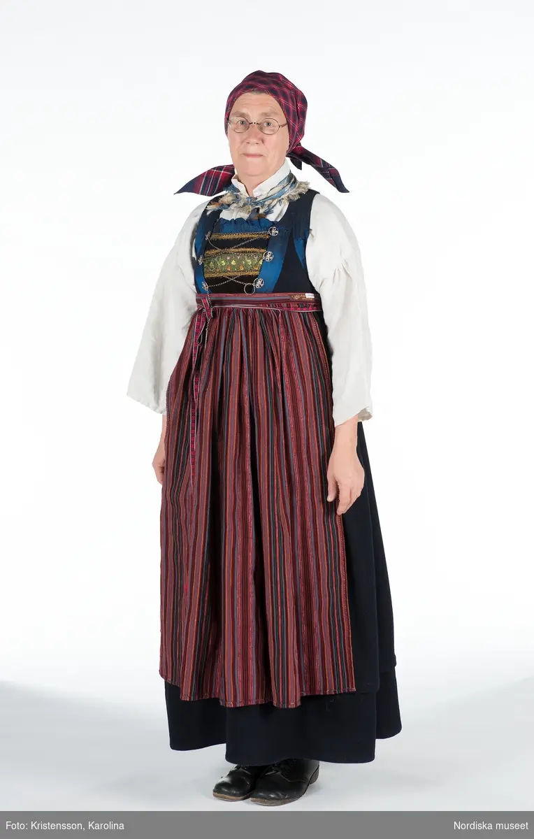 Christina AraskogToll utklädd till Folkdräktskvinna. Fotograferad i projekt "Skapande skola" med barn och lärare i Skogås skola