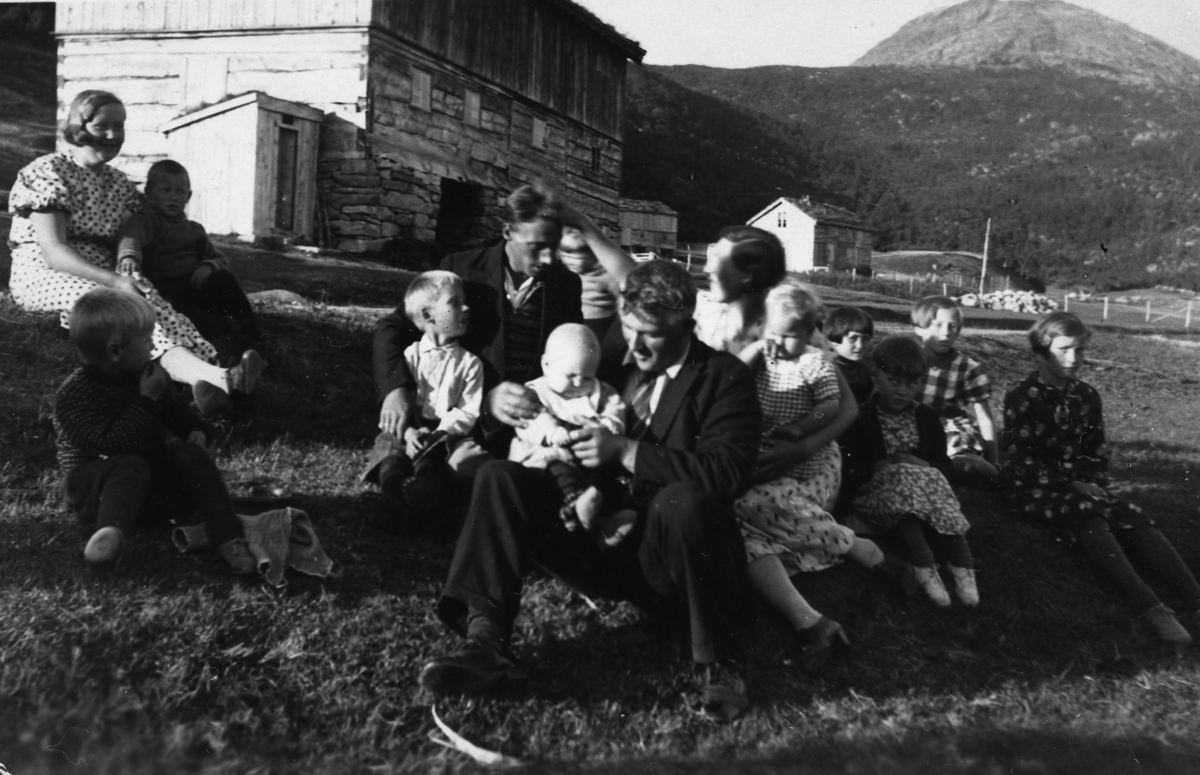 Fra Mathias Hansens gård, Frovåg i Tranøy. Sommeren 1936