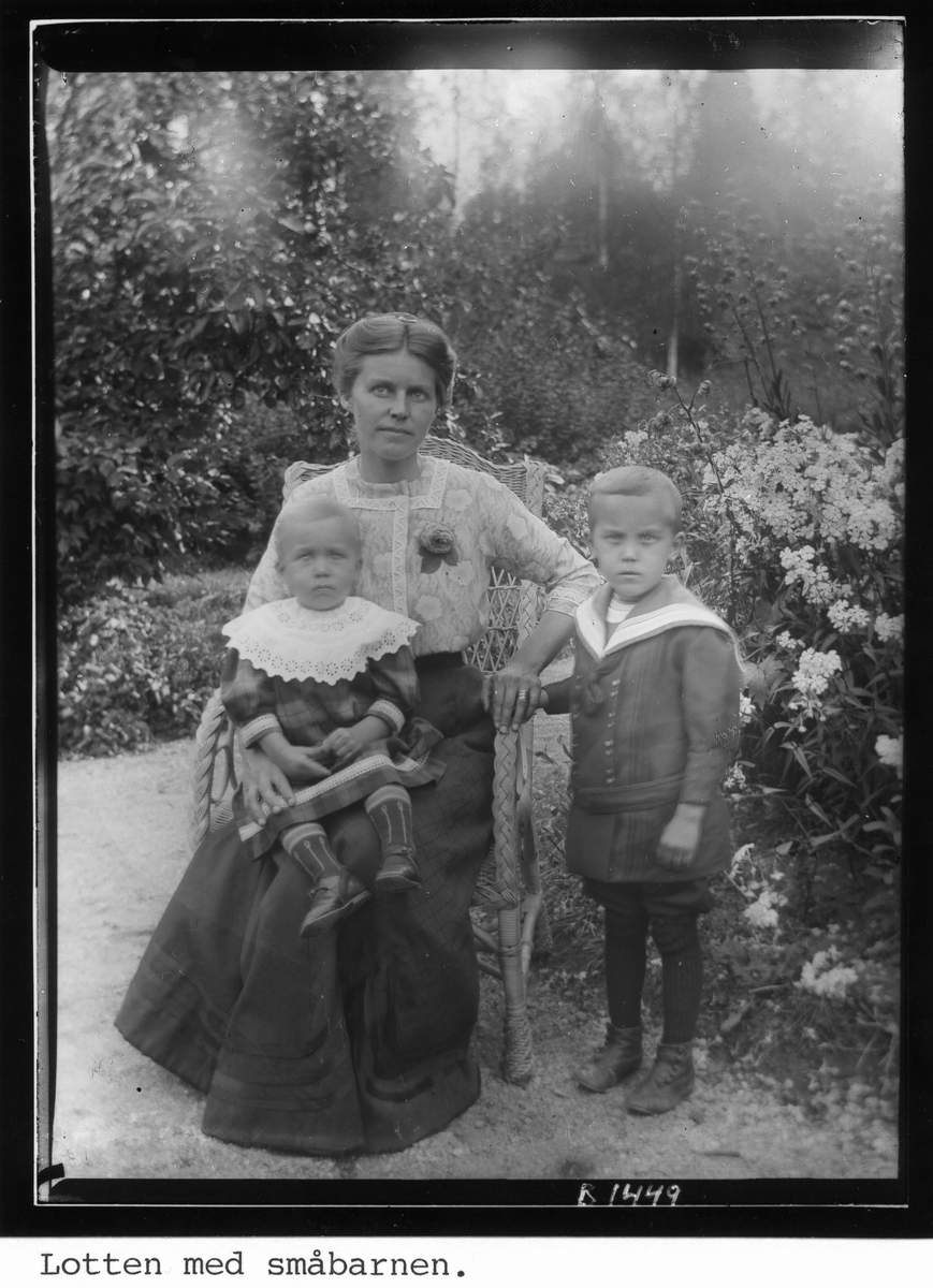 Lotten Eriksson med småbarnen Oskar och Sigvard Sundgren.