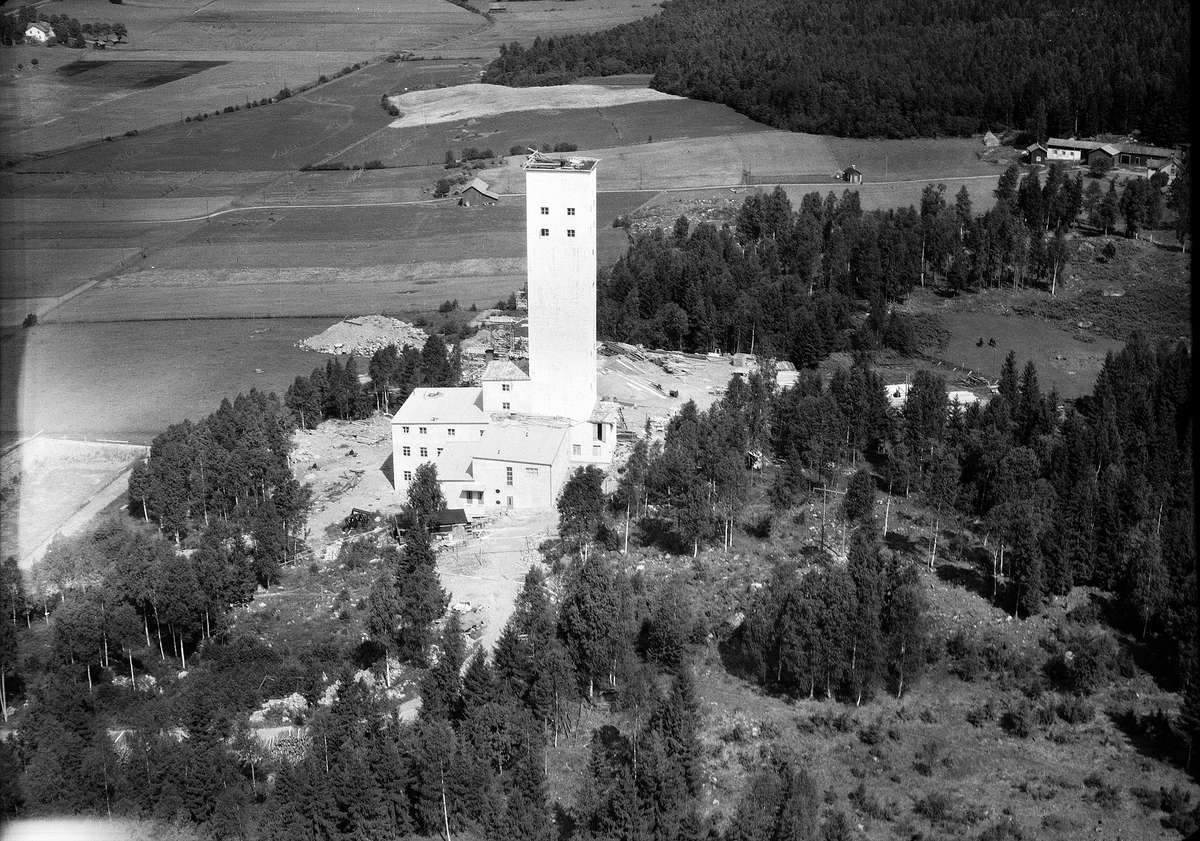 Bodås, Gästrikland. Den stora laven i betong stod klar 1946. Laven är en hissbyggnad som står upprätt på ett lodrätt schakt och malmen hissas upp i korgar.
I byggnaden finns anrikningsverk, personal- och verkstad.