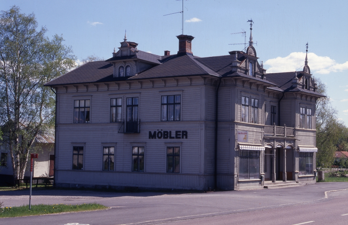 Gamla pappershandeln, ritat av byggmästaren Olof Johansson och uppfört ca 1907, blev byggnadsminne 1990.

