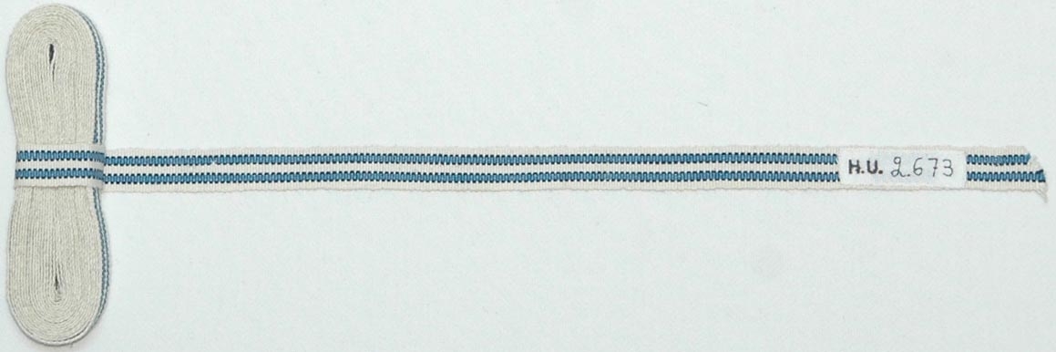 Band 354 x 1,1 cm. Bomull, ripsvävt, randigt i vitt, blått och svart.

Katalogiserad av Karin Nordenfelt, Elisabet Stavenow,
Marie-Louise Wulfcrona-Dagel.
