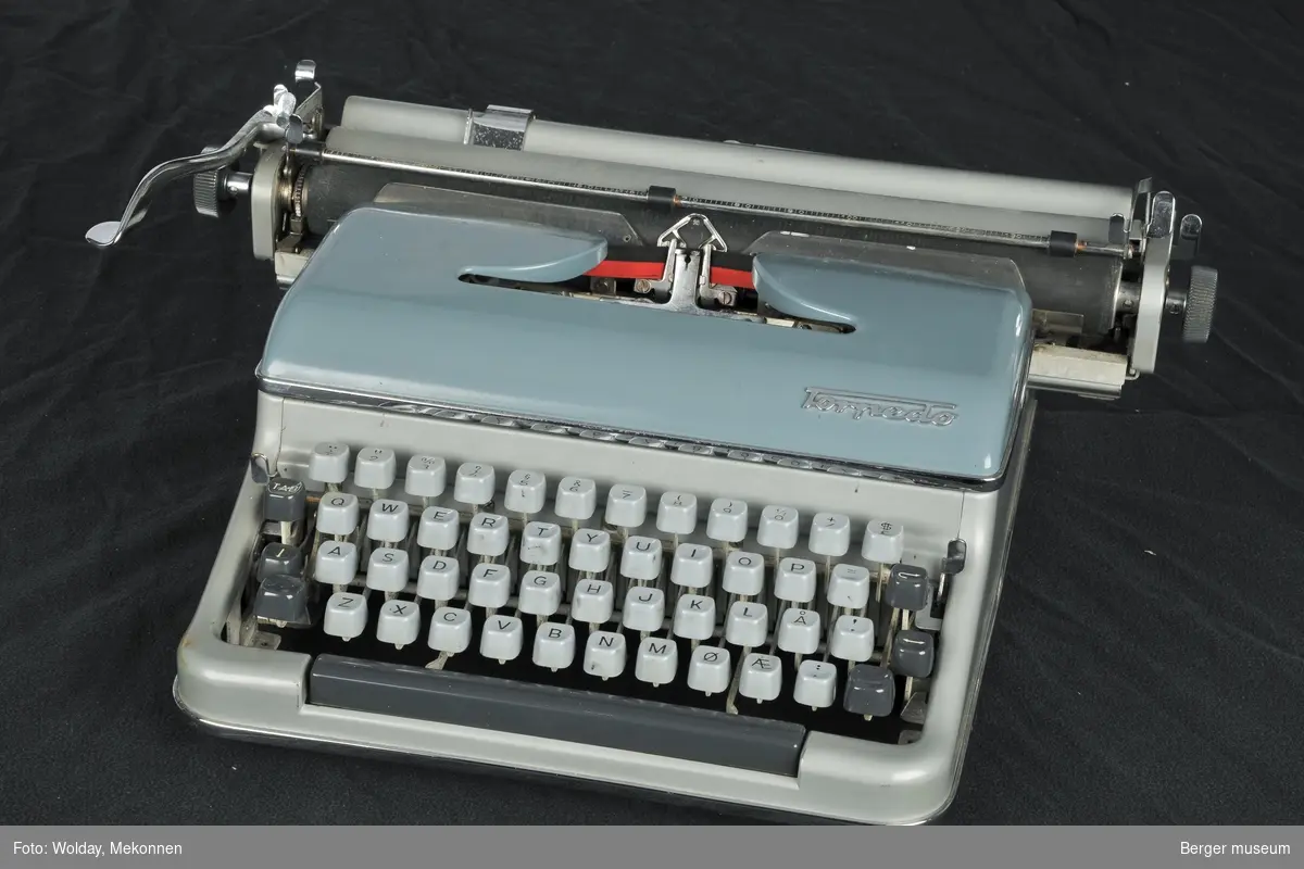Skrivermaskin brukt av kasserer og regnskapsfører på Jens J. Jebsen & Co fra 1978 og utover.