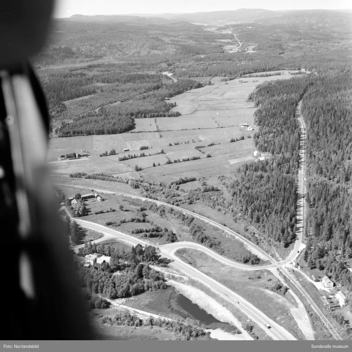 Flygfoton över Stavreviken och nedre delen av Ljustorpsån med omnejd.