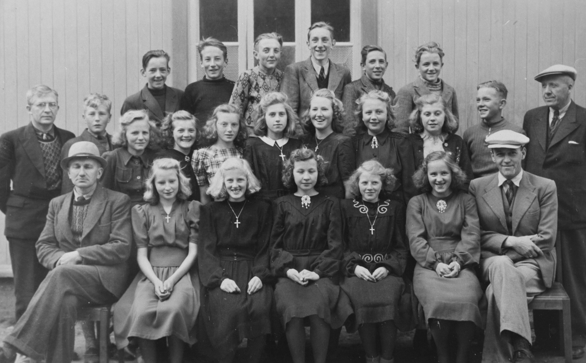 Elever og lærere ved Røros Folkeskole , avgangsklasse A, 1944
