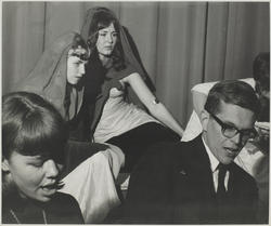 Liten gruppe mennesker som synger. Kanskje et kor i konsert.