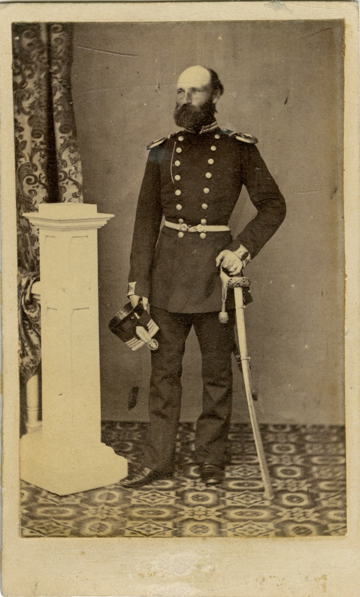 Porträtt av Henric Samuel von Wolcker, löjtnant vid Hälsinge regemente I 14.
Se även AMA.0009245.