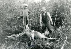 Hans Bragerhaug og Kristian Fønhus saman på elgjakt.