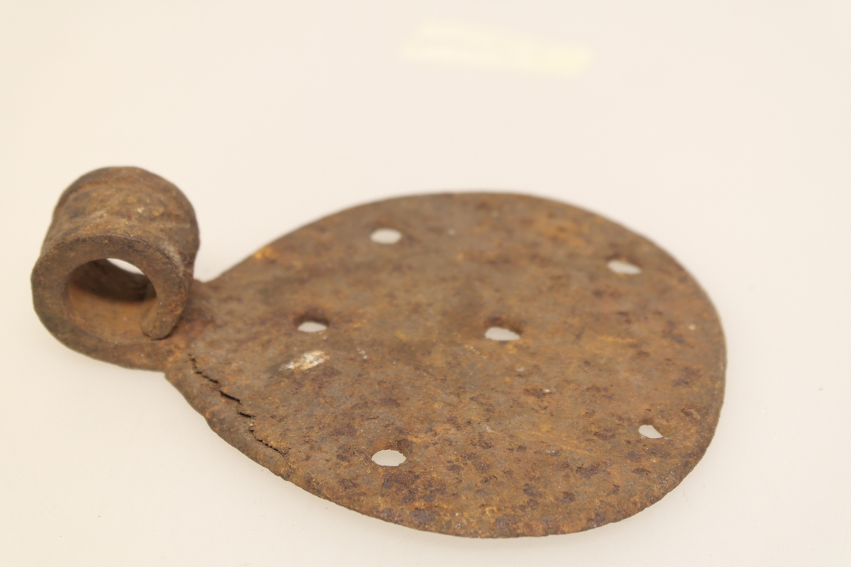 2 hengsler og 1 gjenge i smidd jern. Hjerteformet beslag på hengslene. Rundt beslag med 6 naglehull.
Ornament på gjengjernet.