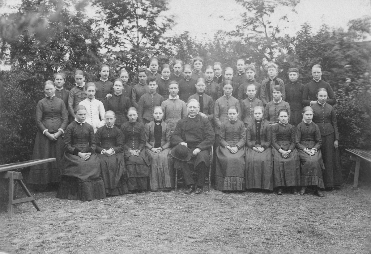 Konfirmander 1881 Pastor Arhusiander med grupp flickor.