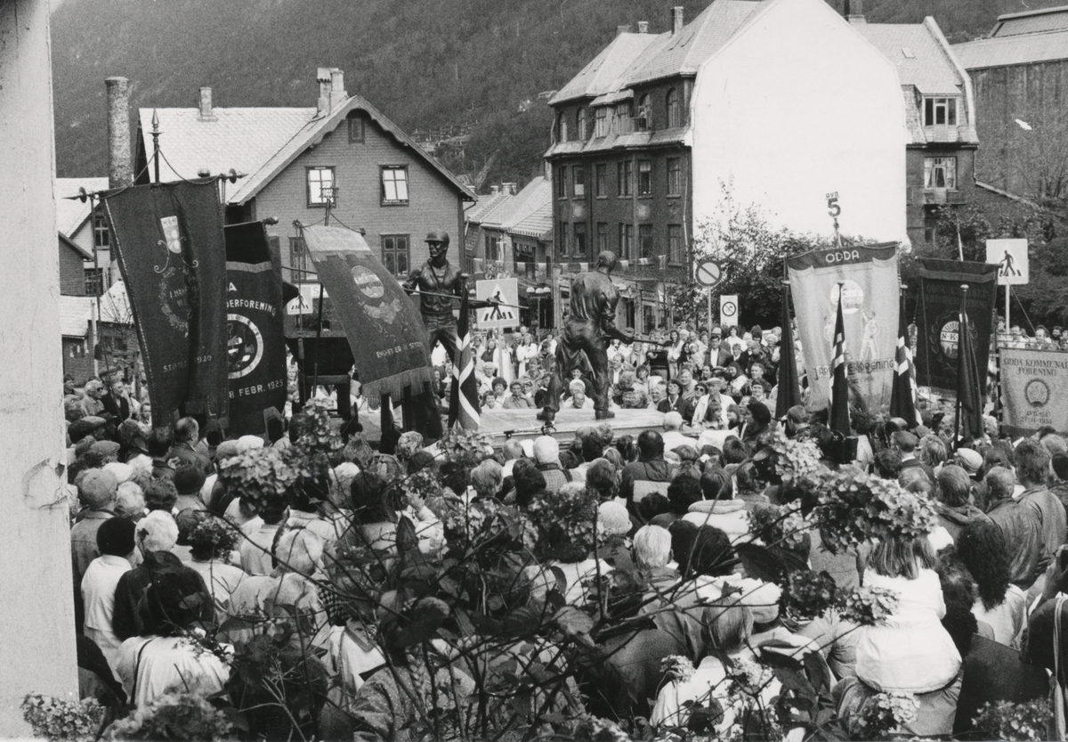 Avduking av monumentet "Smeltaren" i Odda 14. okt. 1989