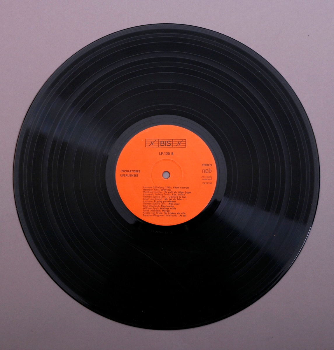 Grammofonplate i svart vinyl. Dobbelt plateomslag med hefte. Plata ligger i en papirlomme.