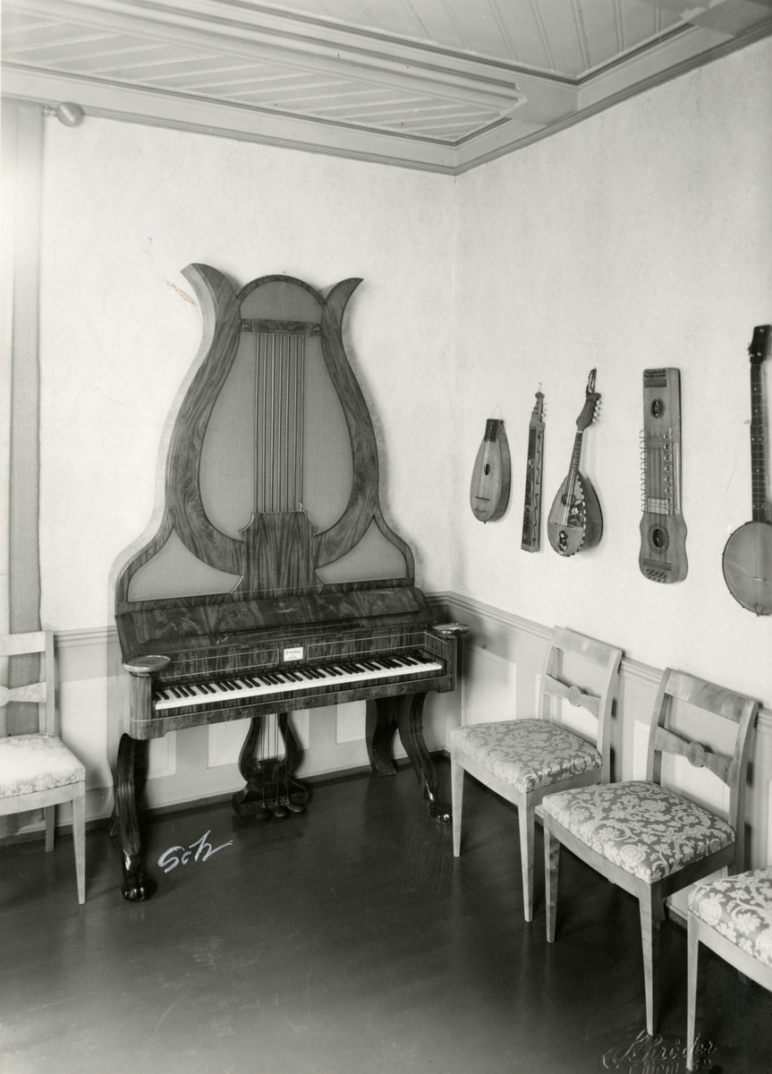 Bilde av det tidligere strengeinstrumentrommet i 2. etasje (Victoria og Christian Anker Bachkes soverom). Sentralt i rommet står det et lyrepiano, signert Schleip, Berlin 1830–1840.