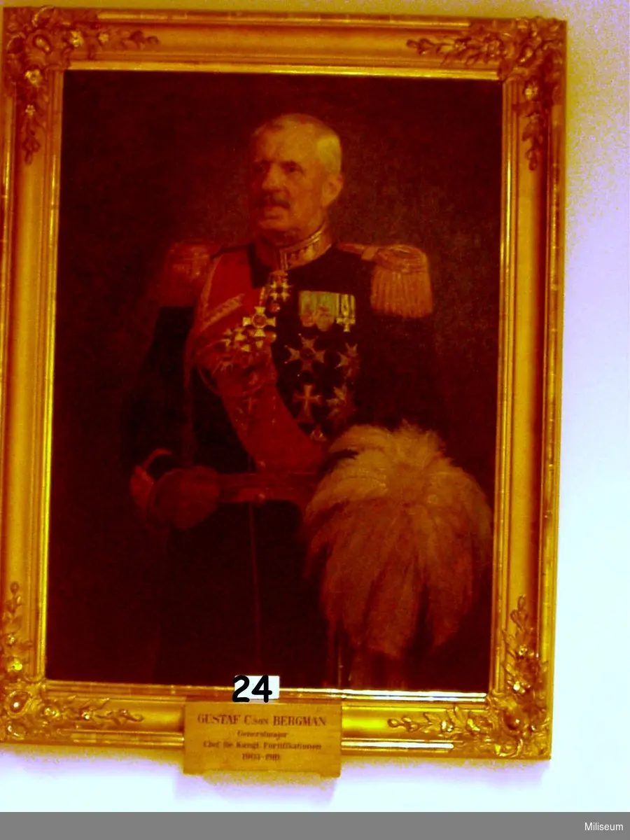 Oljemålning på duk i förgylld träram, föreställande generalmajor Gustaf Alarik C:son Bergman. Olja, original, utförd av prof Axel Jungstedt 1910.