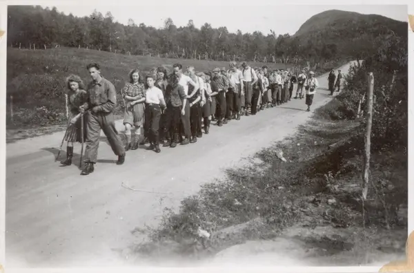 Avholdsforeningens ungdomslag marsjerer opp Sollia.