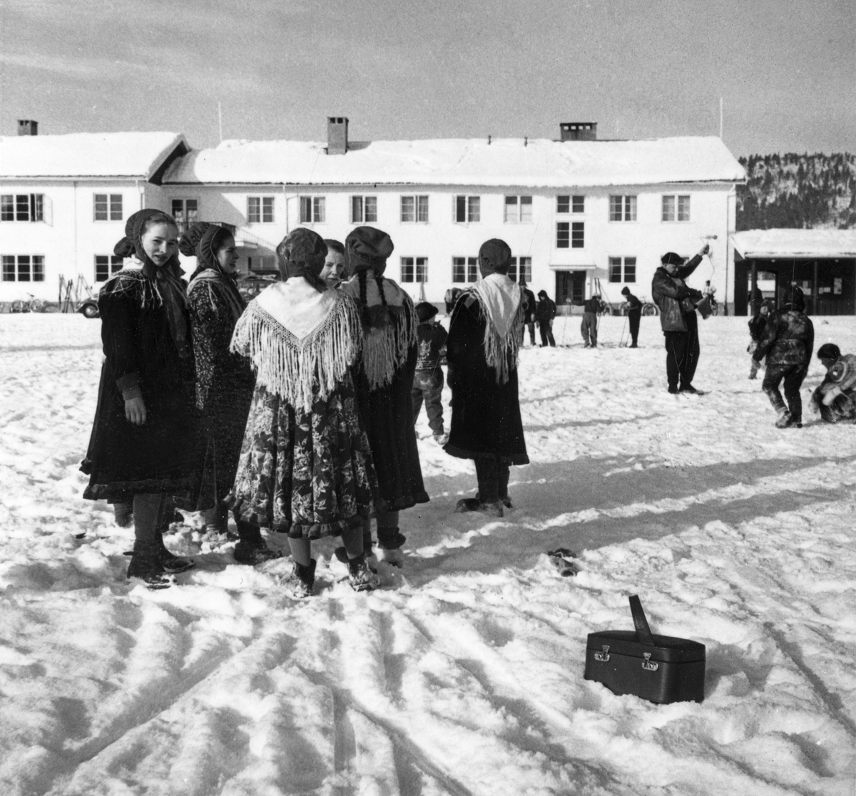 Skolebarn foran Karasjok folkeskole 1958.