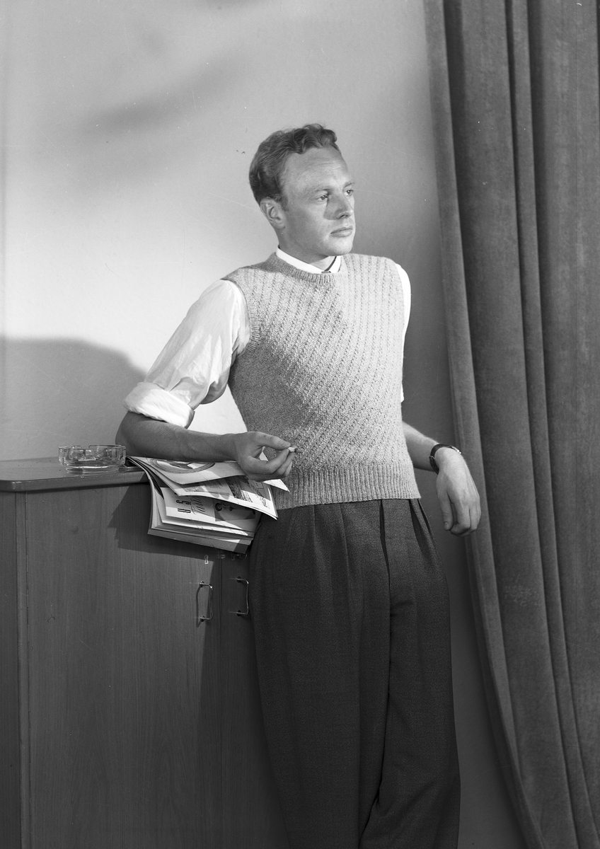 Ferdinand Sjöbergs garn. Manlig modell visar stickad pullover med garn från Sjöbergs