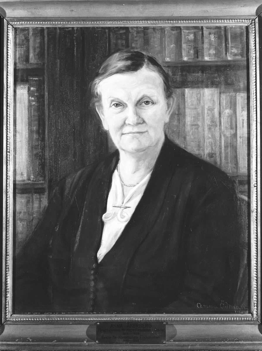 Anna Åkerberg. Föreståndarinna för Högre Flickskolan i Gävle. 1915 - 1933. Rektor för Kommunala Flickskolan. 1933 - 1945. Målad av Anna Ödman.