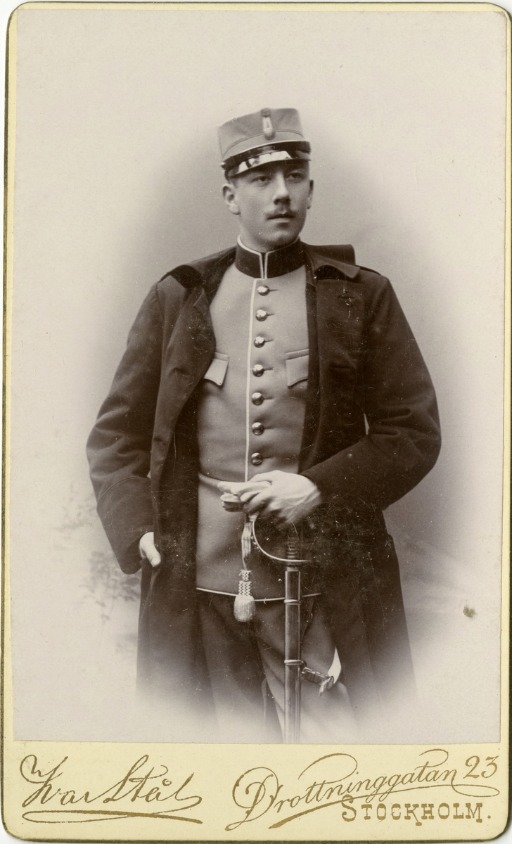 Porträtt av Fabian Casper Fredrik F:son Wrede, underlöjtnant vid Livgardet till häst K 1.

Se även bild AMA.0000916.