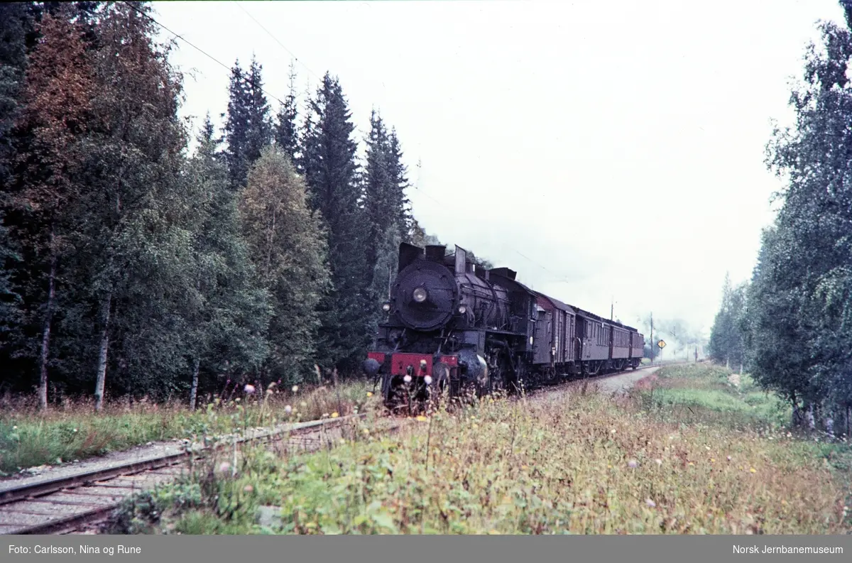 Damplok type 31b med persontog nord for Eina stasjon