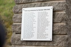 Plakett med navnene på 54 harstadværinger som falt under kri