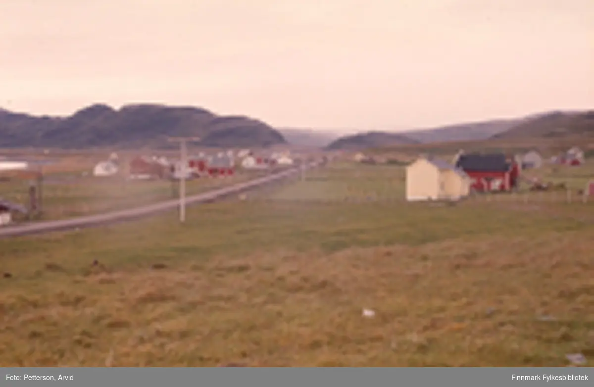 Utsikt mot Kokelv med skolen på 1970-tallet.
