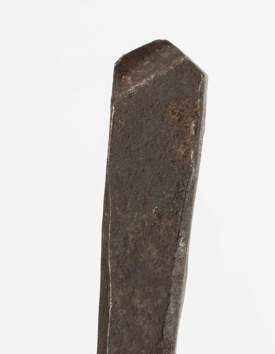 NTM: "Disse gamle jernbor er smidd ved Sølvverket og var
alminnelig brukt på slutten av det 19de århundre."
Jf. BVM 109, 3973-3974 og 3976.