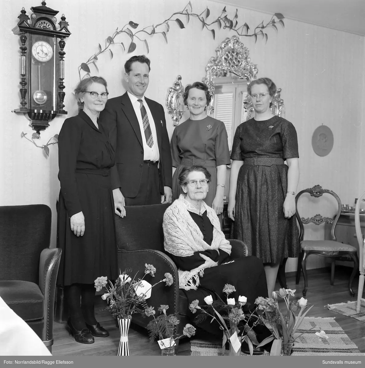 Fru Thelander, Kullagergatan 11, porträtt- och gruppbilder i samband med 70-årsdagen.