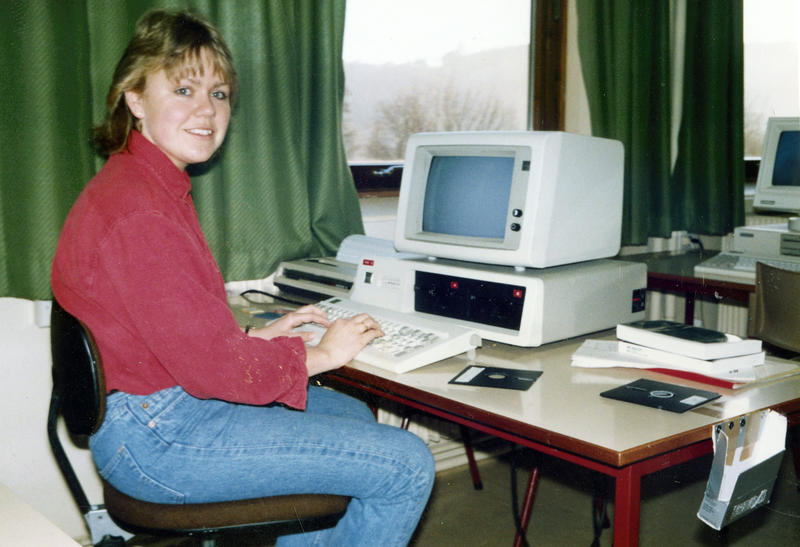 Jente med PC 80-tallet (Foto/Photo)
