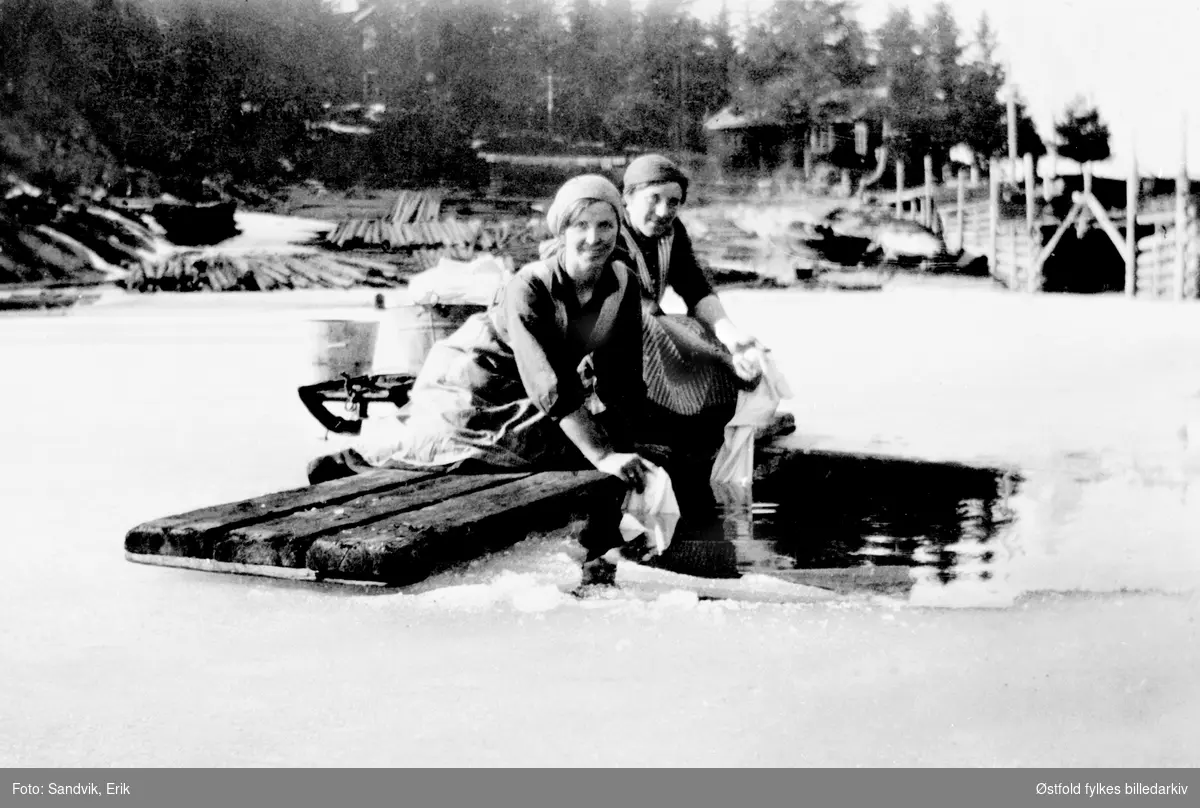 Klesskylling på Øyeren-isen, ved Sleppetangen i Spydeberg, ca. 1920.
Forrest: Bolette Hovind, bak Jenny Sandvik f. Andresen.