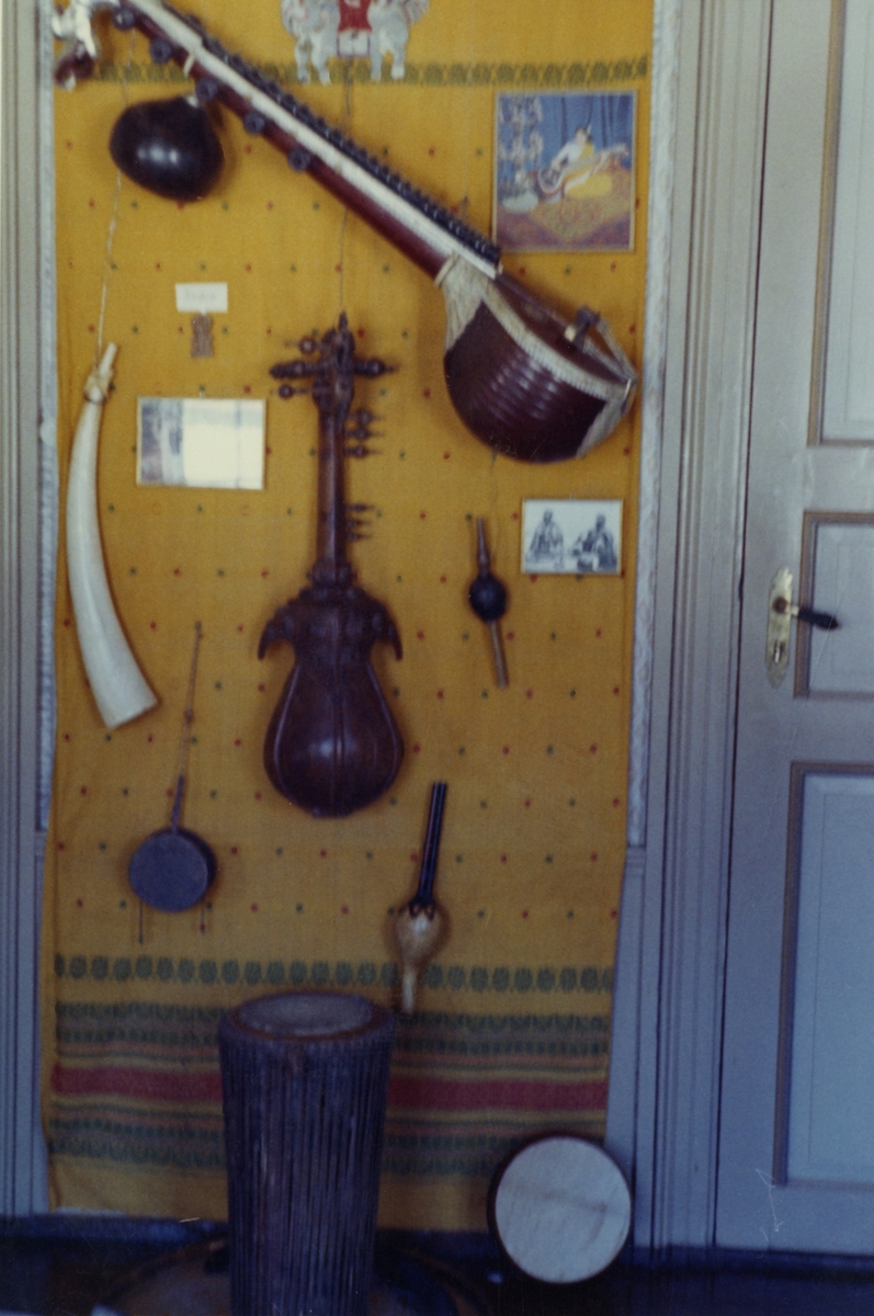 Bilde av hovedsaklig indiske instrumenter i den orientalske avdelingen i hovedbygningens 2.etasje, i det nåværende orgelrommet.